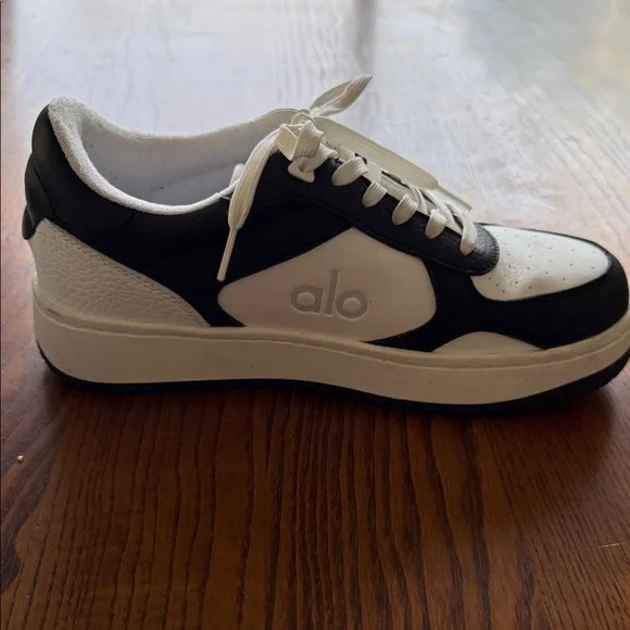 ALO Yoga Black and White Sneakers- Great condition - Picture 3 of 14